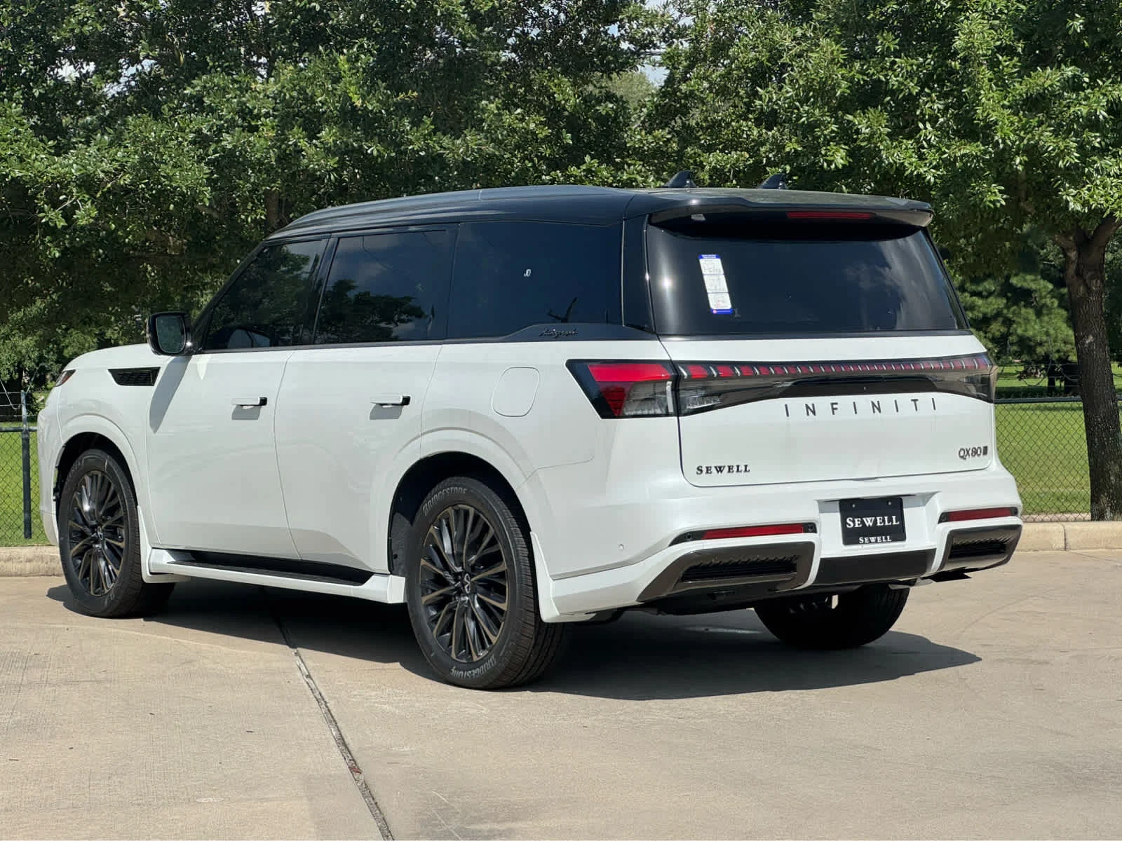 New 2026 2T RADIANT WHIT INFINITI Autograph 4WD image 4
