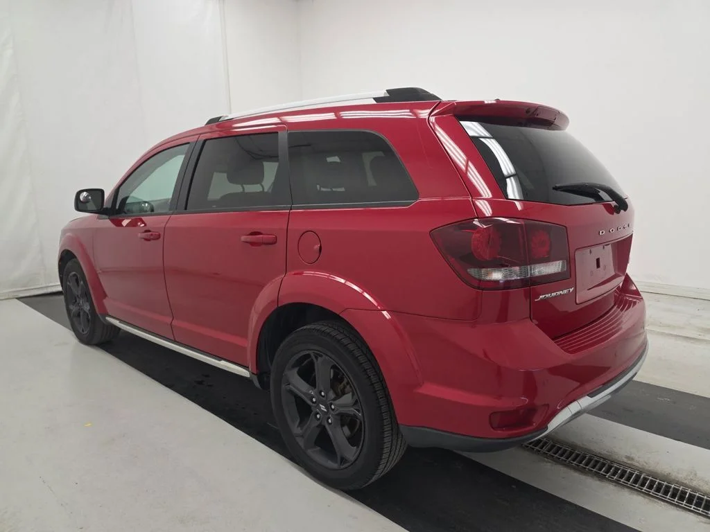 Used 2020 Red Dodge Crossroad image 3