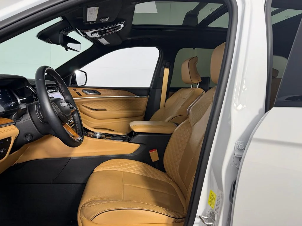 Used 2023 White Jeep Summit Reserve 4xe image 18
