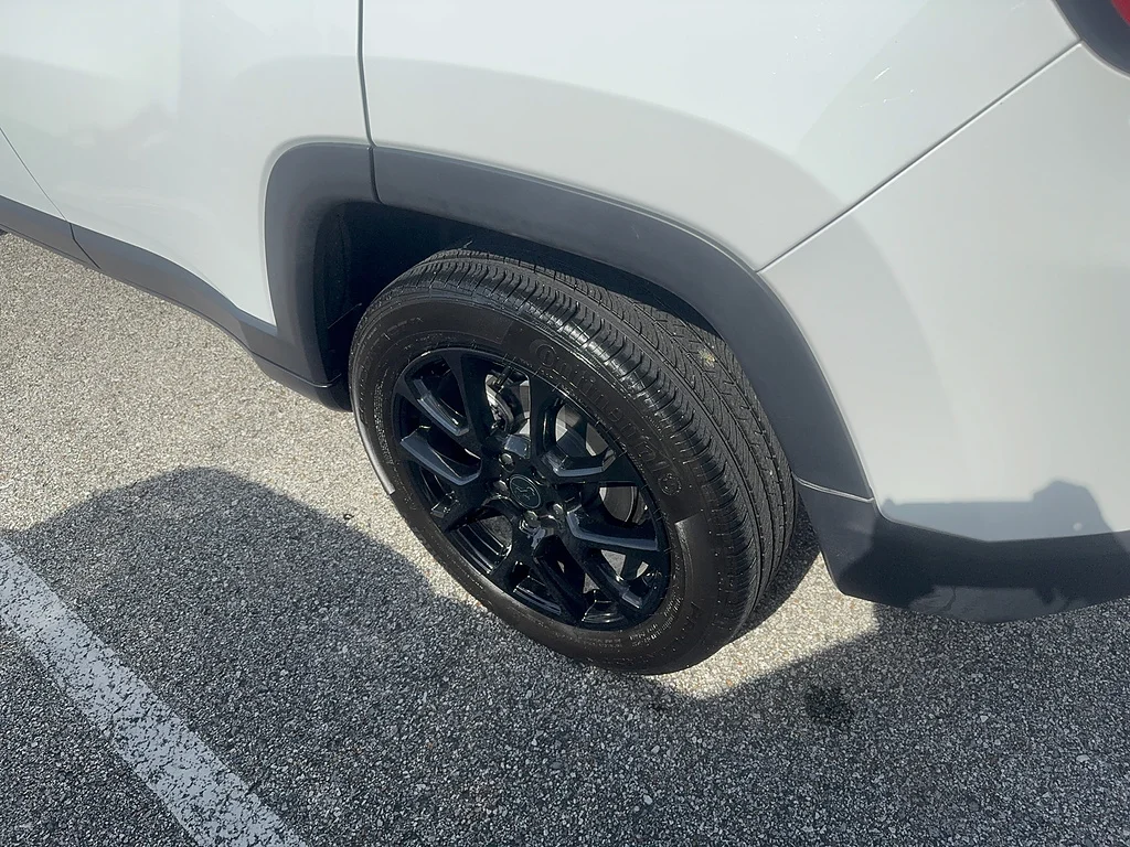 Used 2025 Bright White Clear Coat Jeep Latitude image 13