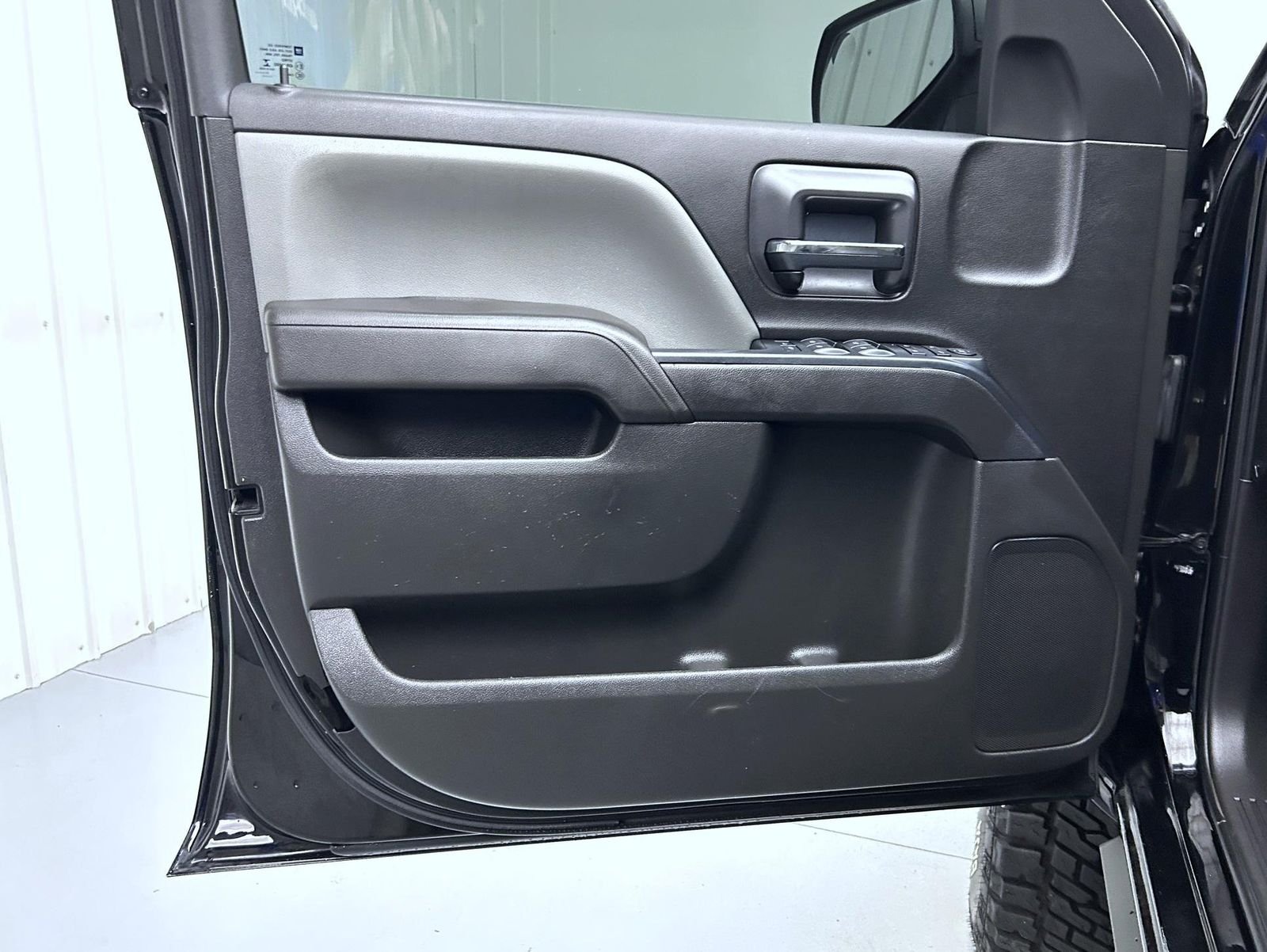 Used 2018 Black Chevrolet Custom image 9