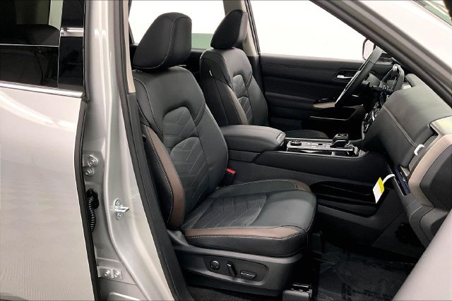 New 2025 Brilliant Silver Metallic Nissan Platinum image 37