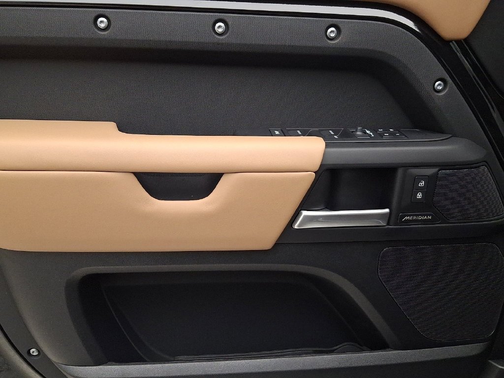 New 2026 Santorini Black Land Rover S image 9