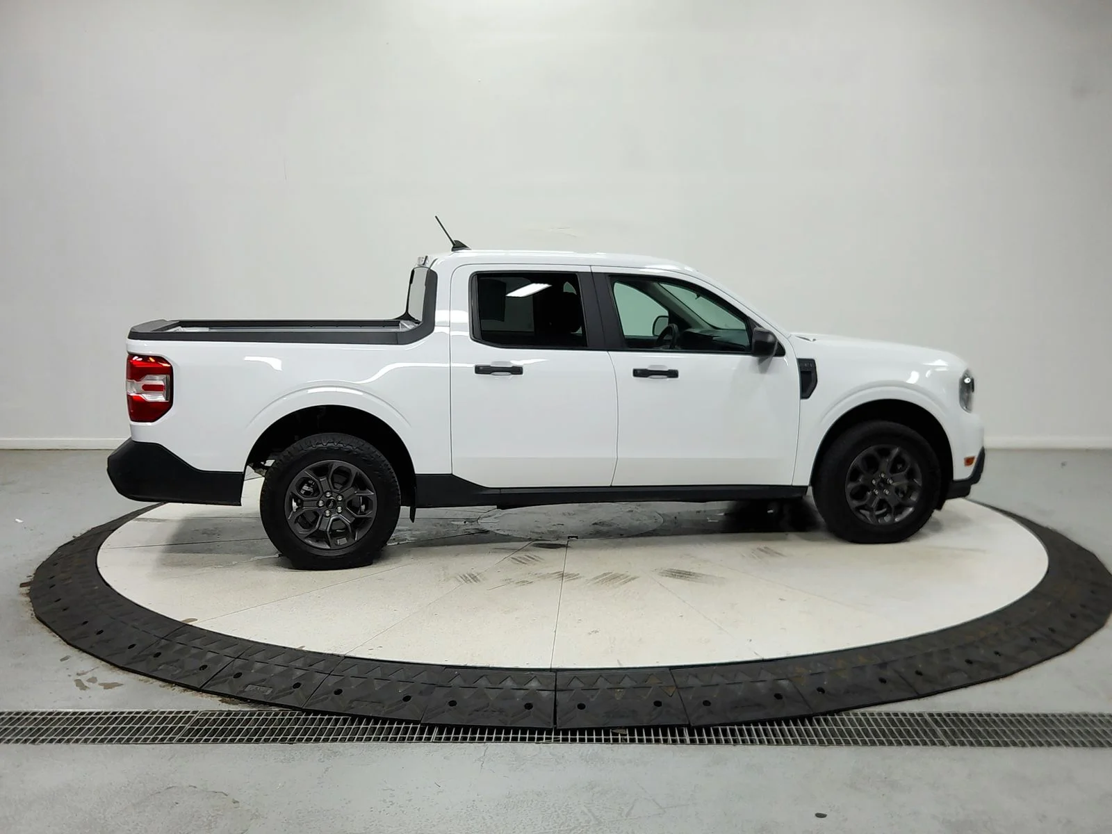Used 2024 Oxford White Ford XLT image 9