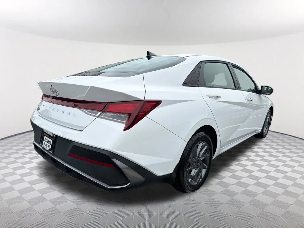 Used 2024 White Hyundai SEL image 5
