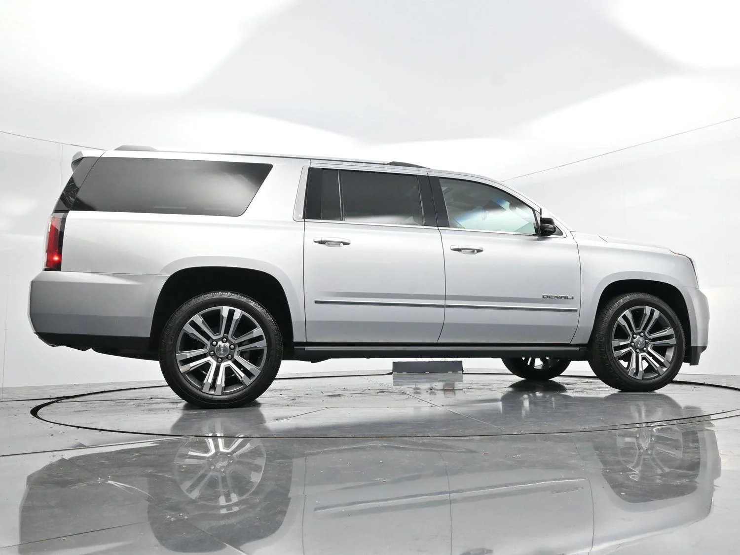Used 2019 QUICKSILVER METALLIC GMC Denali image 54