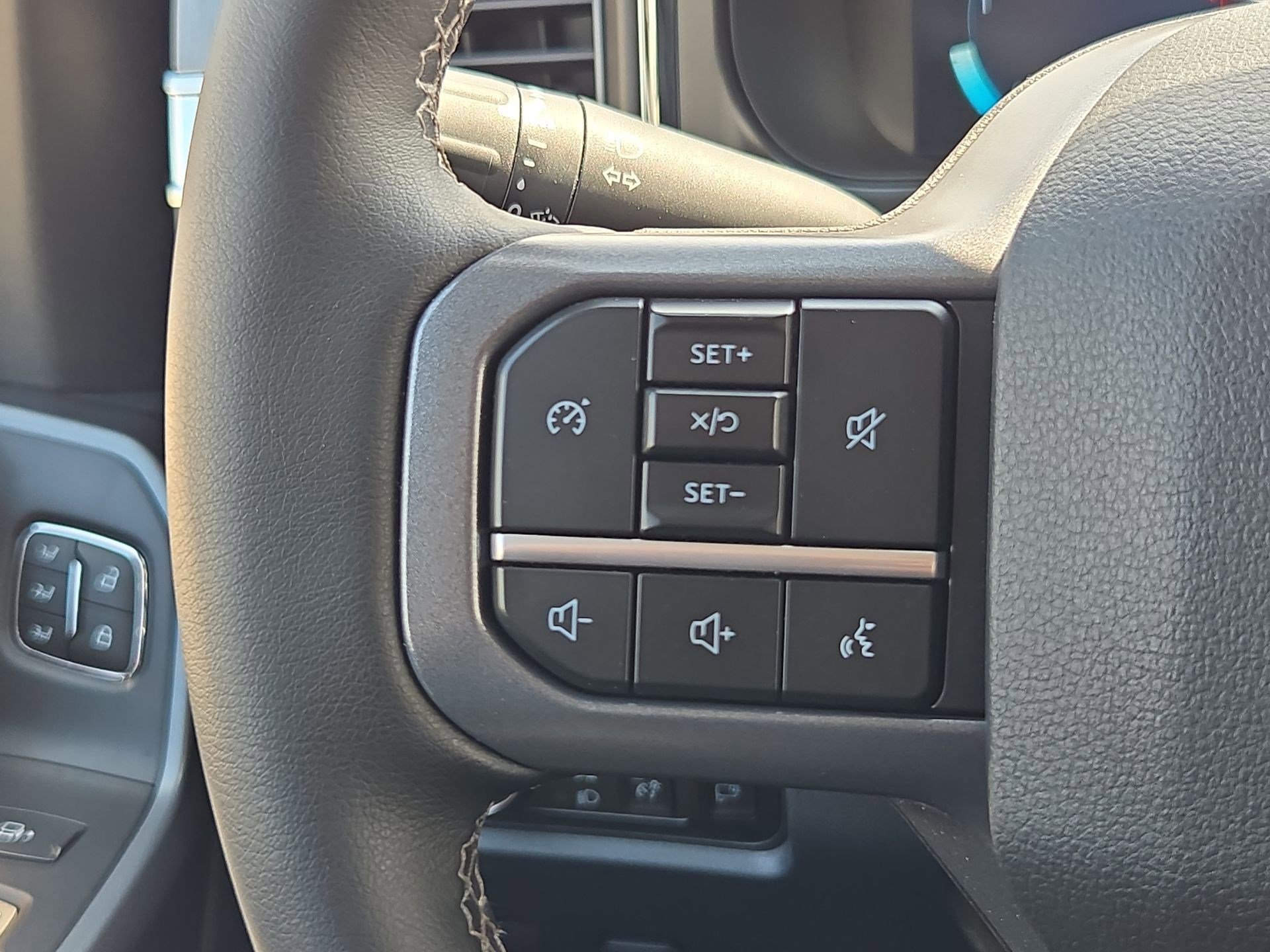 Used 2025 Oxford White Ford LARIAT image 17