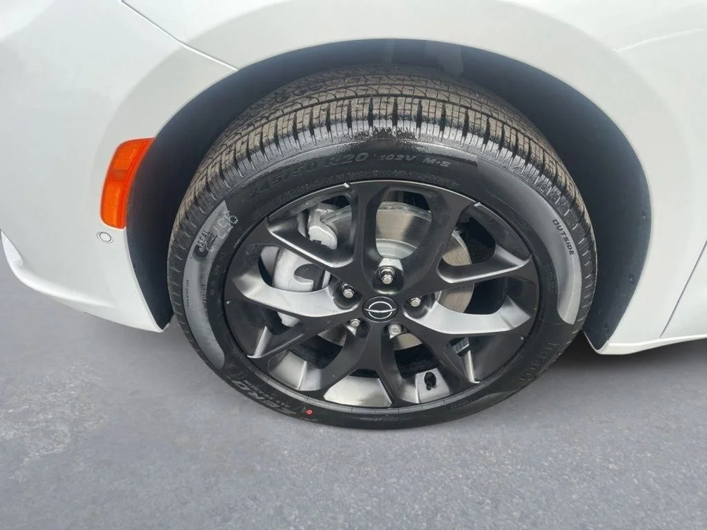 New 2026 Bright White Clear-Coat Exterior Paint Chrysler Limited image 9