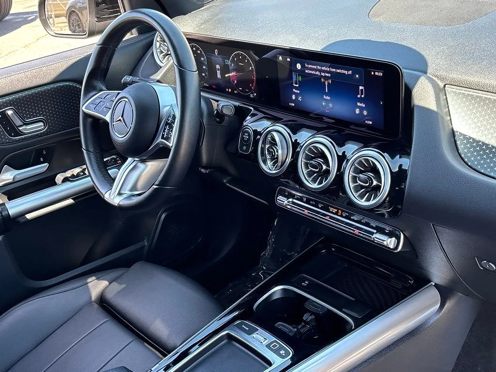 Used 2025 BLACK Mercedes-Benz GLA 250 image 26