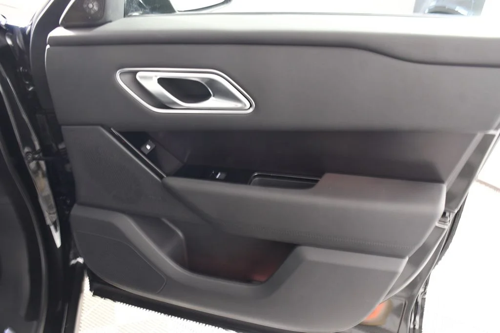 New 2026 Santorini Blk Land Rover Dynamic SE image 18