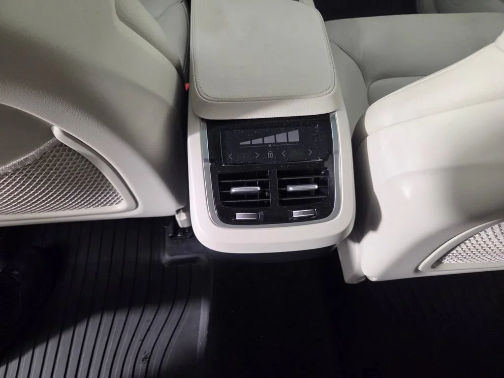 Used 2020 Crystal White Volvo Momentum image 27