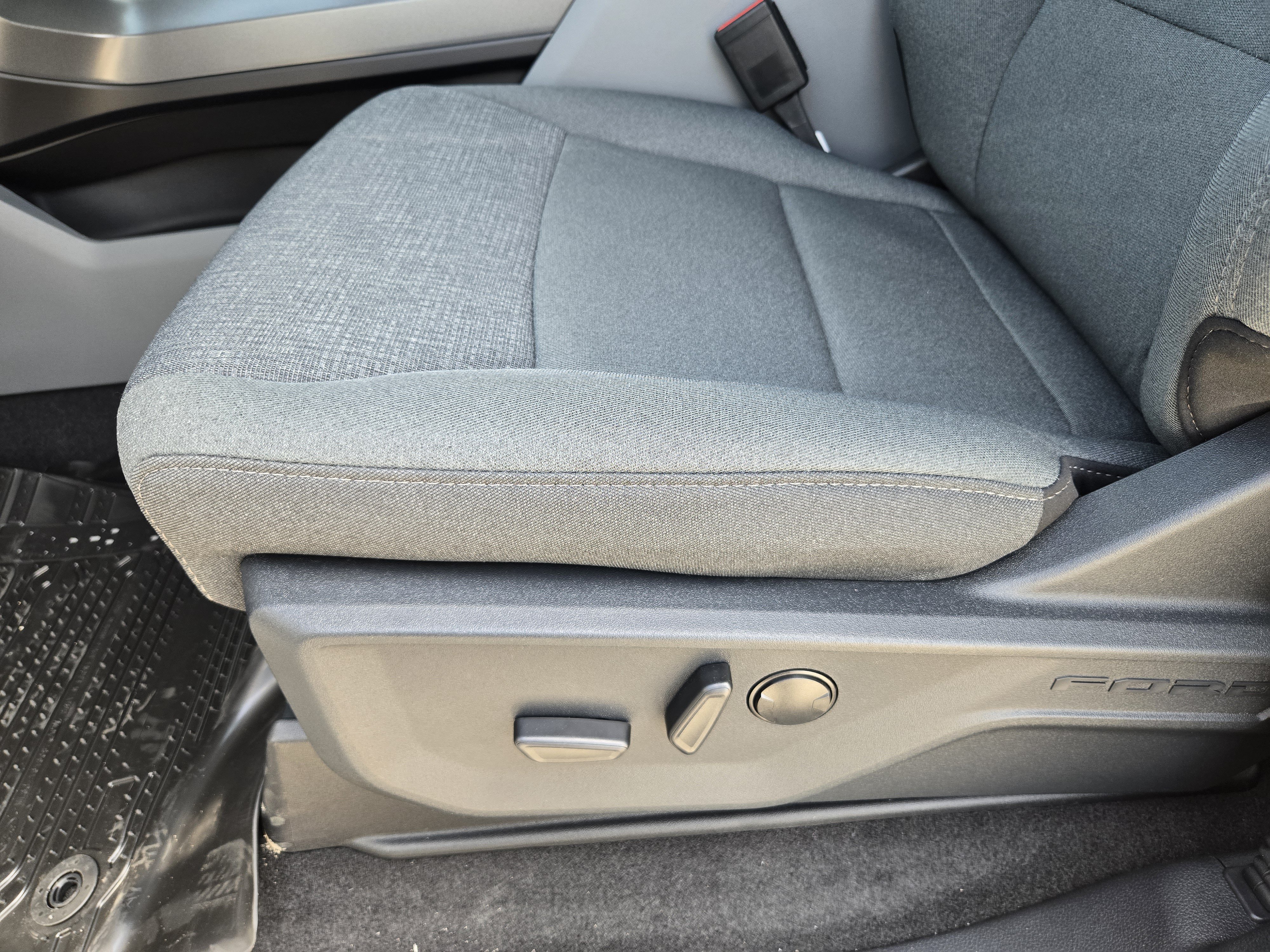 New 2026 Carbonized Gray Metallic Ford XLT image 16