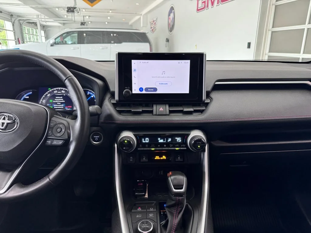 2024 Toyota RAV4 SE - Photo 17
