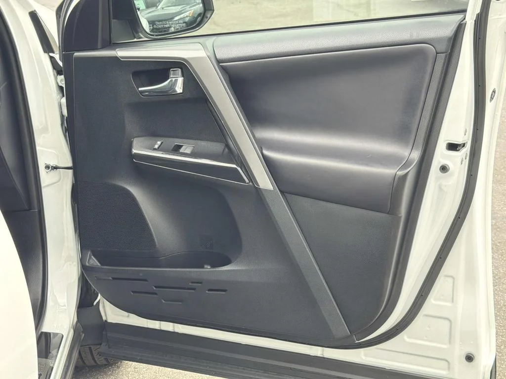 Used 2016 SUPER WHITE Toyota SE image 28
