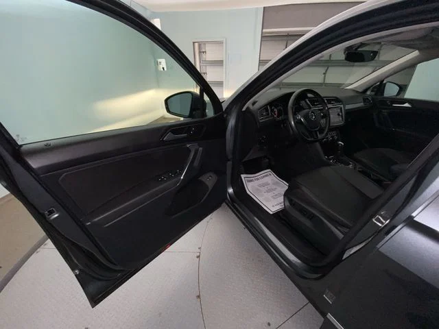 Used 2018 Gray Volkswagen 2.0T SEL image 11