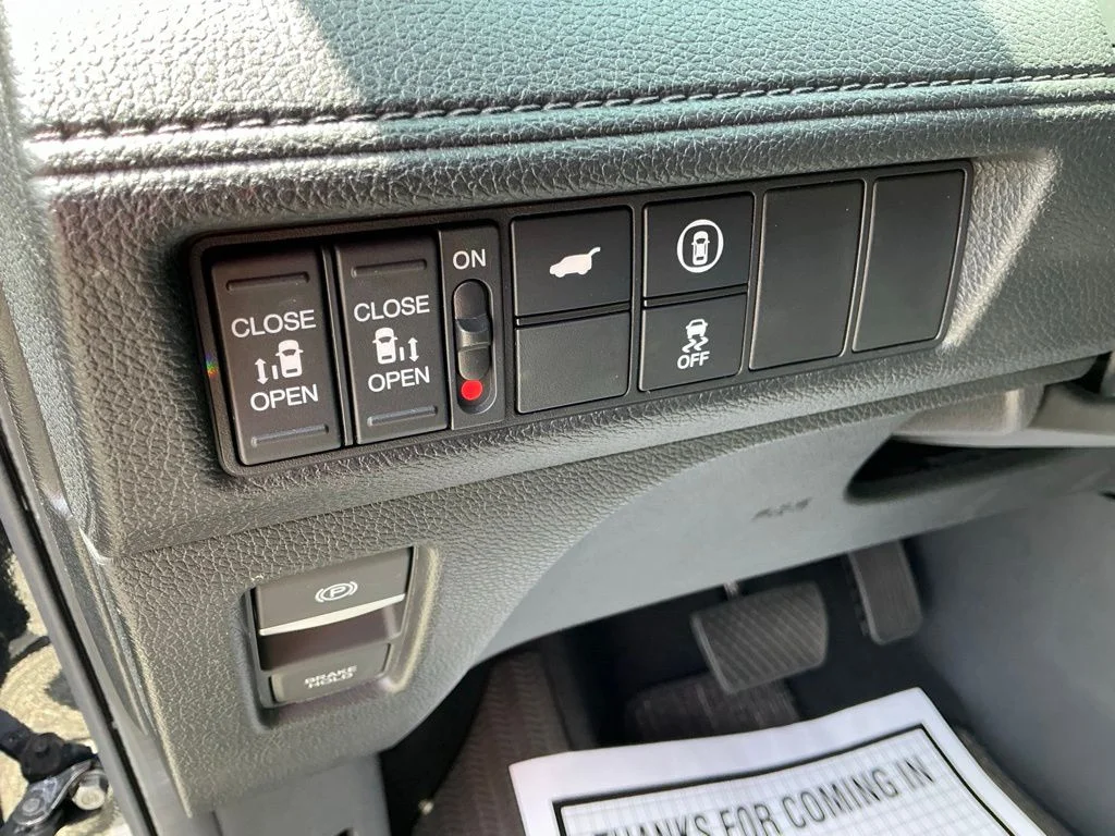 Used 2024  Honda EX-L image 32