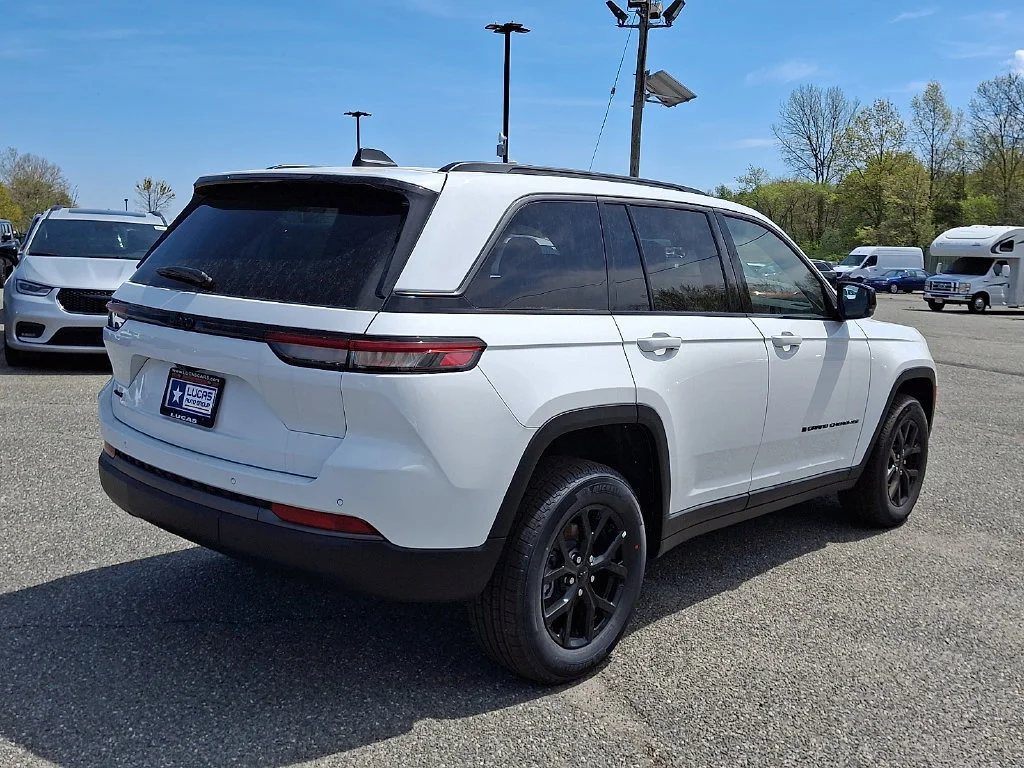 New 2026 Bright White Clear-Coat Exterior Paint Jeep Laredo Altitude image 8