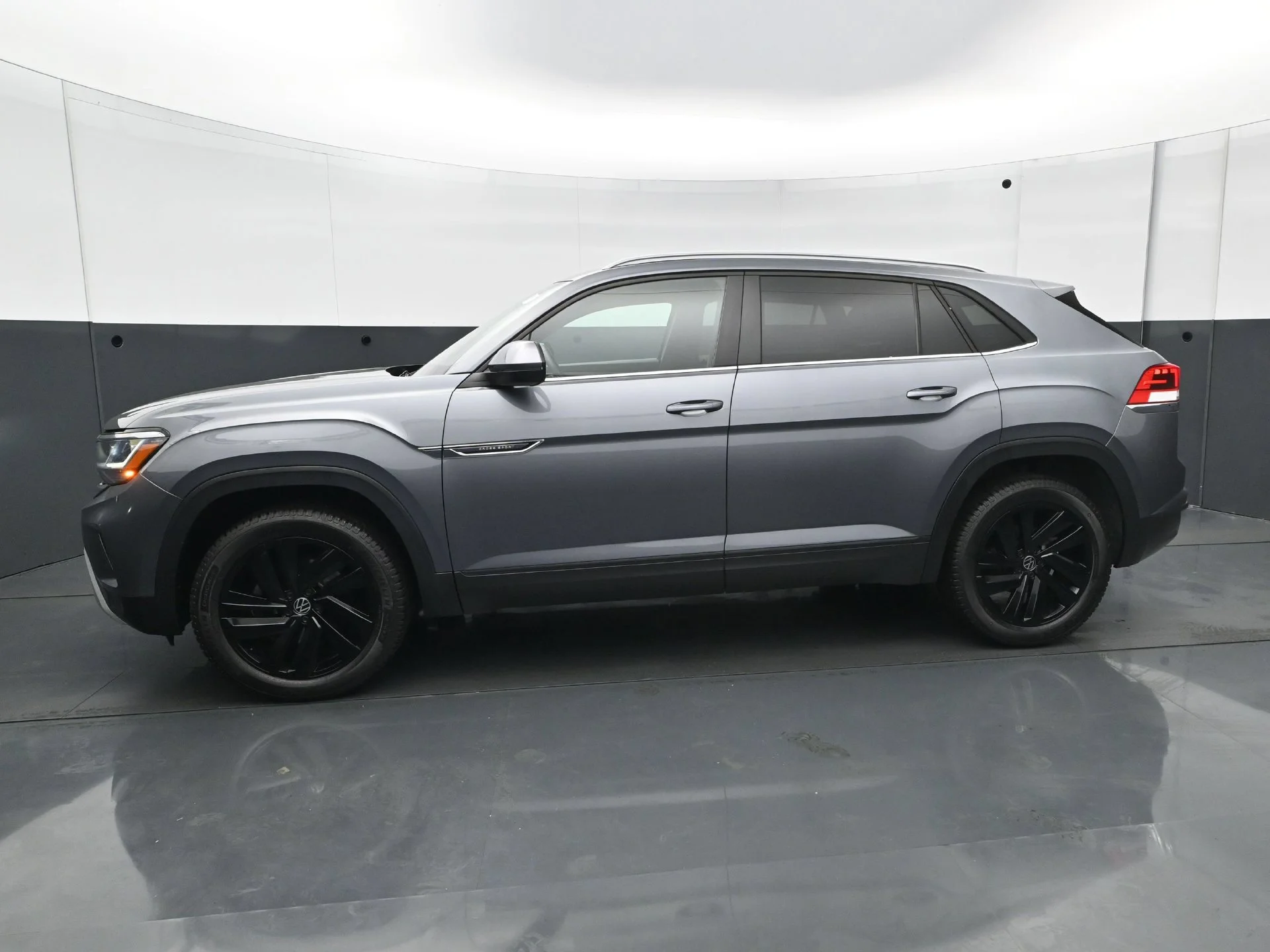 Used 2020 Volkswagen Atlas Cross Sport SE w/Tech with VIN 1V21E2CA6LC224896 for sale in Hopkins, Minnesota