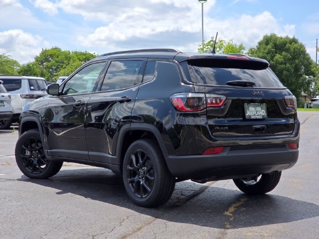 New 2026 Diamond Black Crystal Pearl-Coat Exterior Paint Jeep Latitude image 23