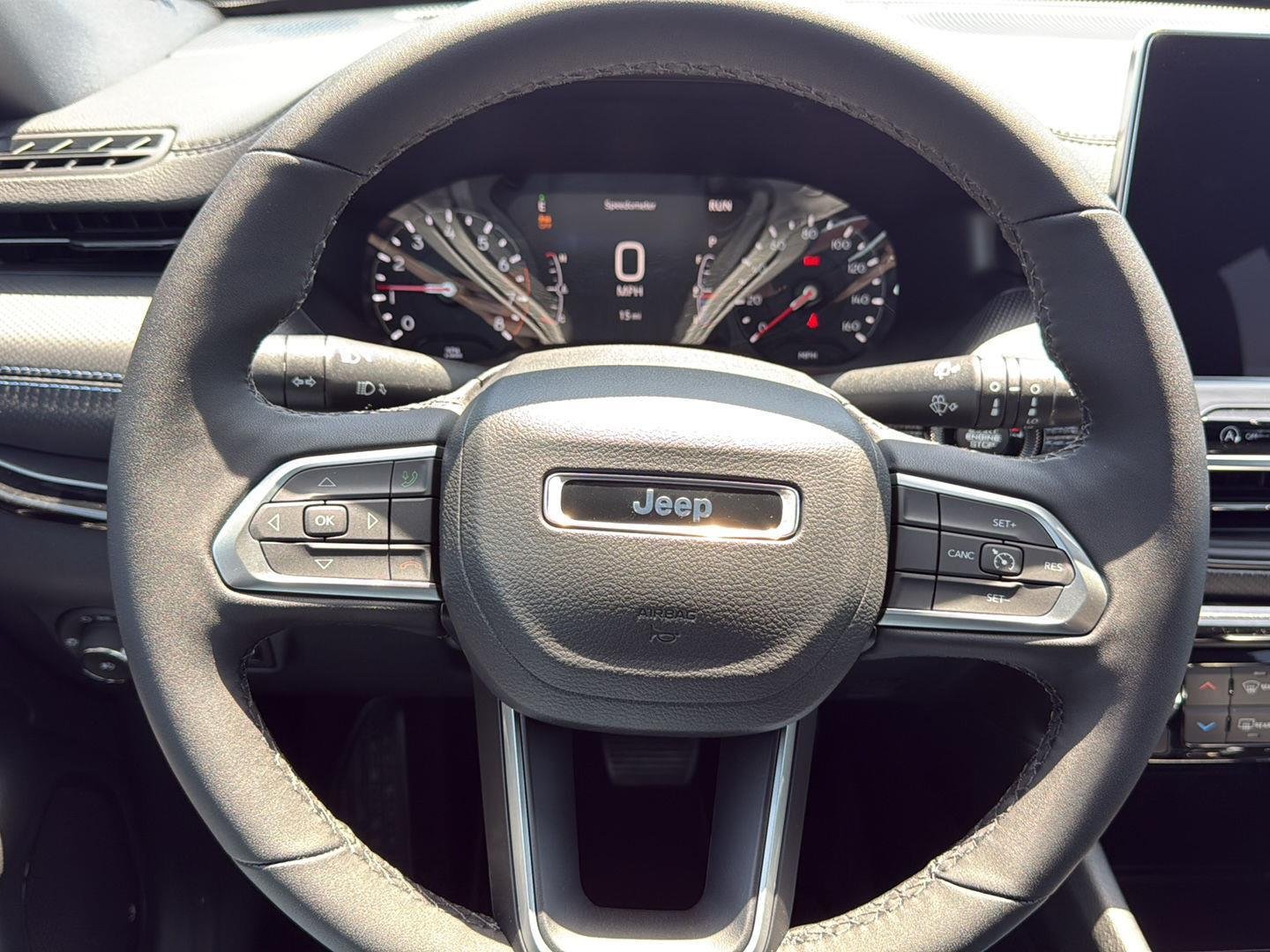 New 2026 Diamond Black Crystal Pearl-Coat Exterior Paint Jeep Latitude Altitude image 17