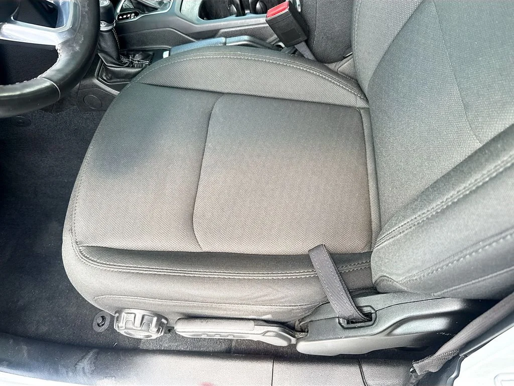 Used 2022 White Jeep Unlimited Sahara image 21