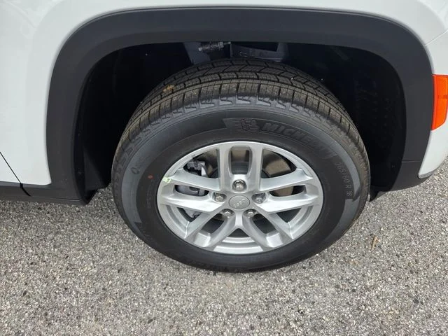 New 2026 Bright White Clear-Coat Exterior Paint Jeep Laredo image 17