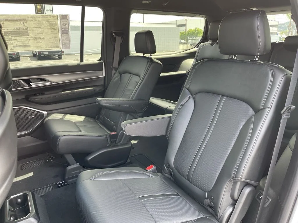 New 2026 Bright White Clear-Coat Exterior Paint Jeep Limited Altitude image 16