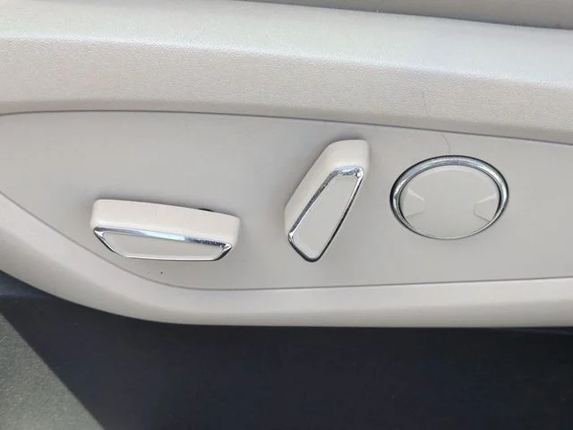 Used 2019 Brown Lincoln Select image 12