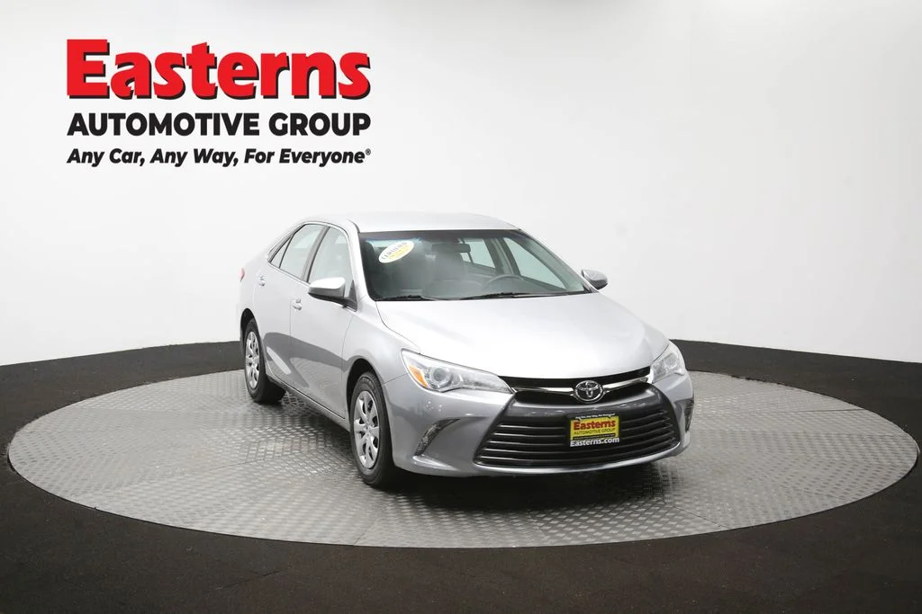 Used 2015 Silver Toyota LE image 49