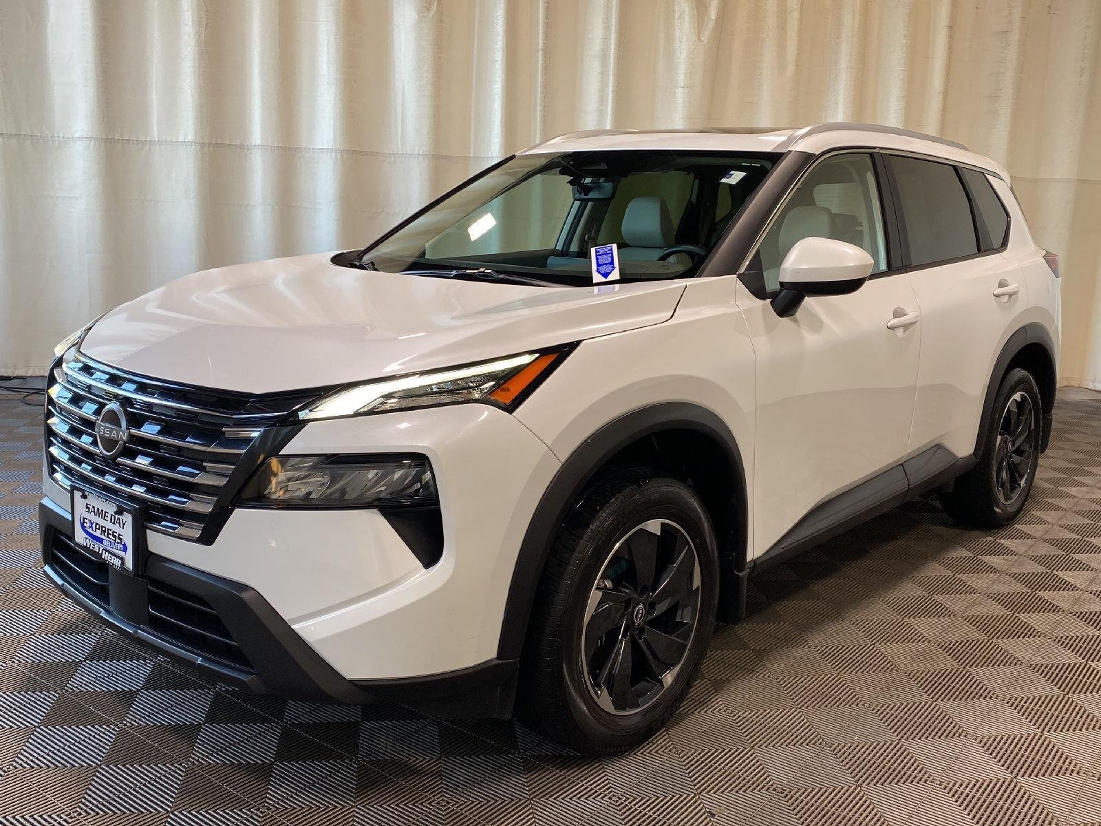 Used 2026 Everest White Pearl Tricoat Nissan SV image 7