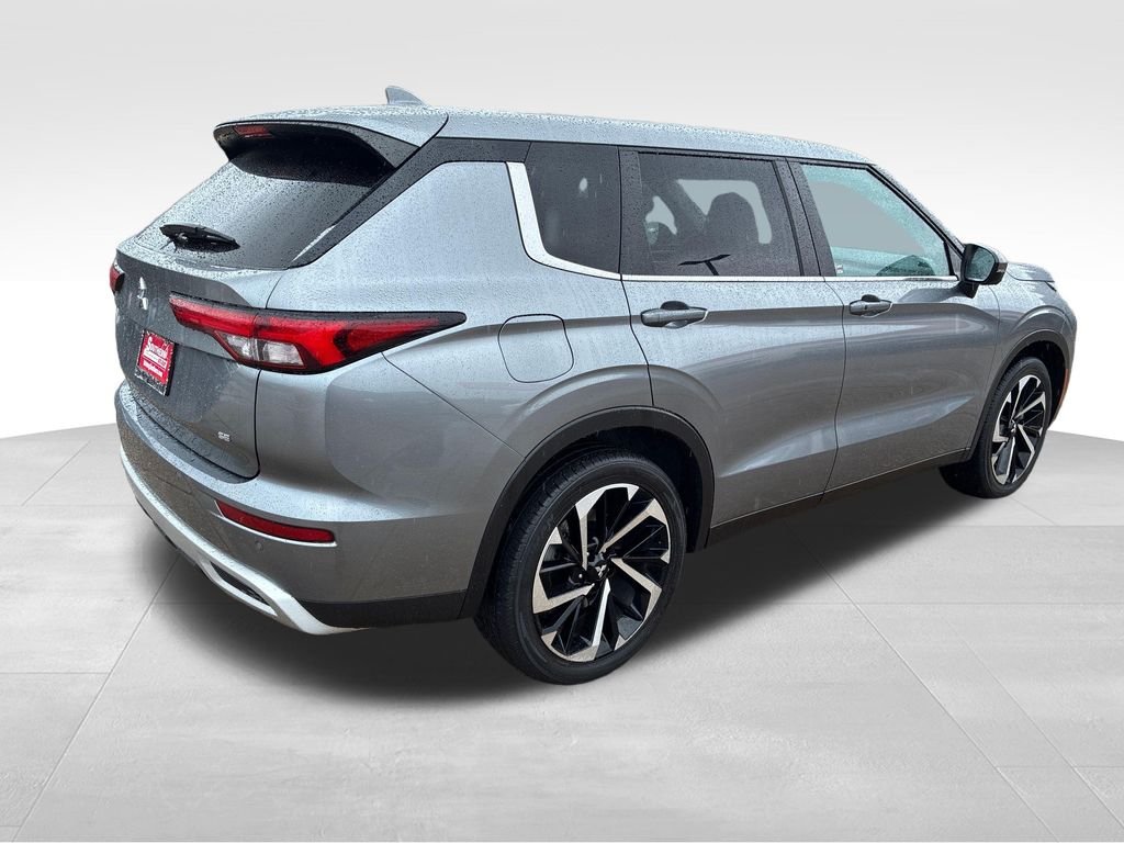 Used 2024 Silver Mitsubishi SE image 5