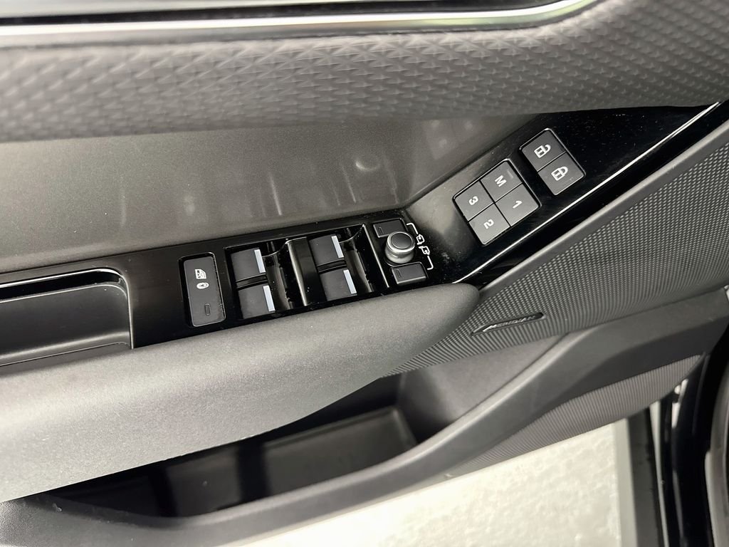 Used 2022 Black Land Rover S image 18