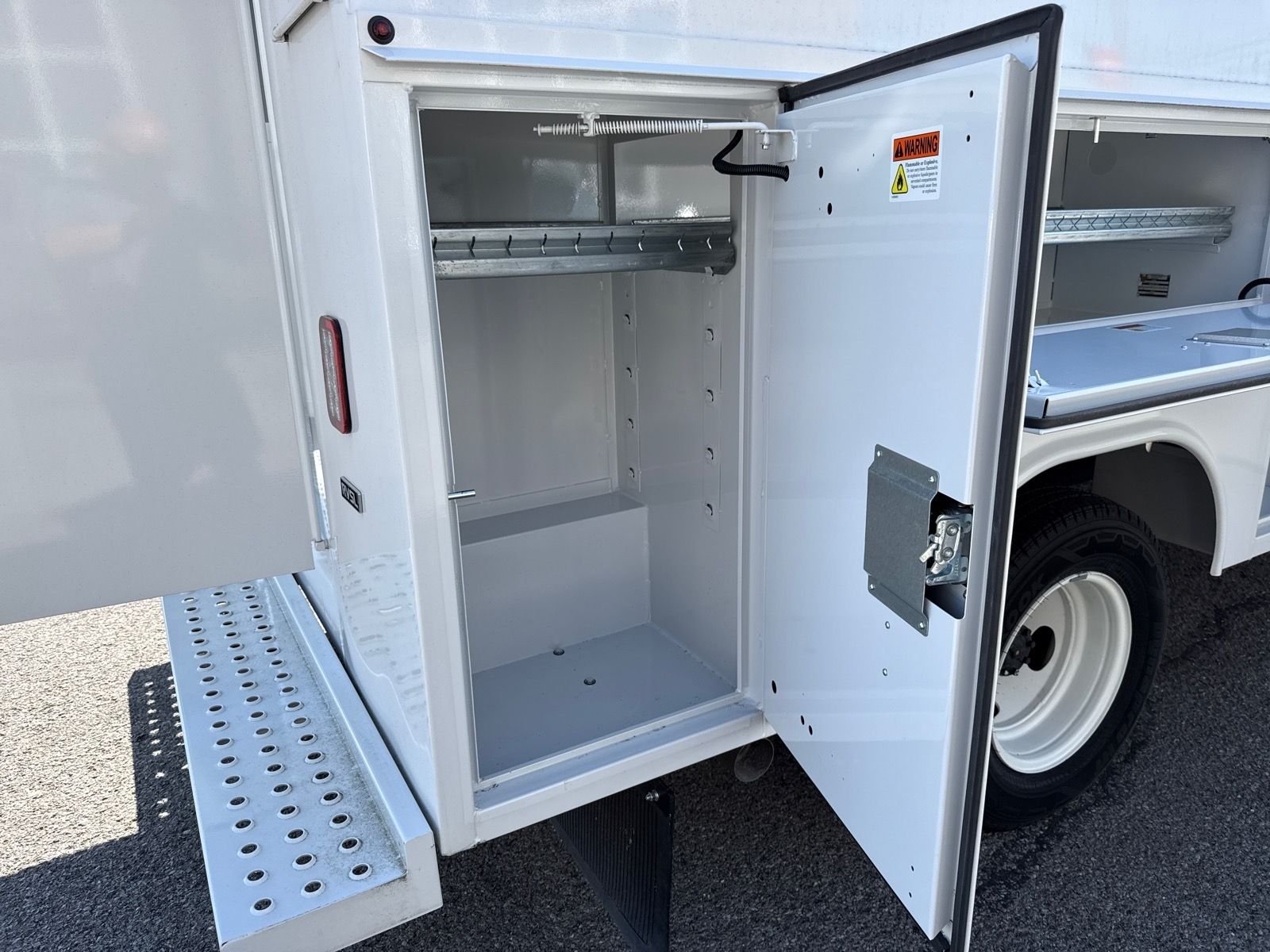 New 2025 Oxford White Ford E-350 SRW image 34