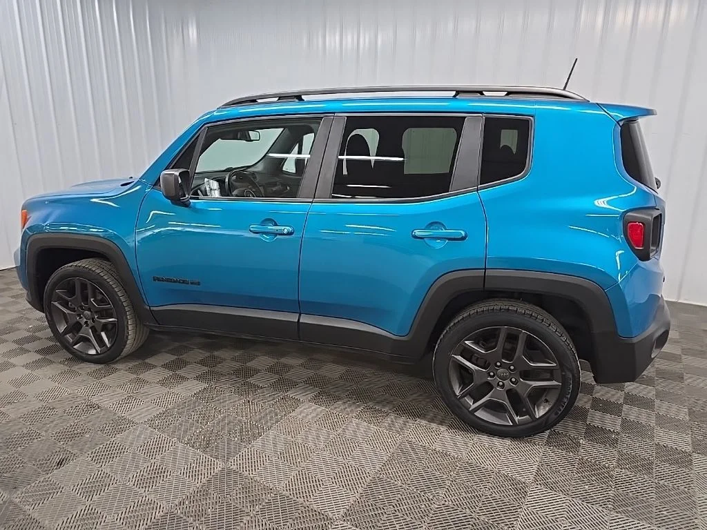Used 2021 Bikini Metallic Clearcoat Jeep Latitude image 4