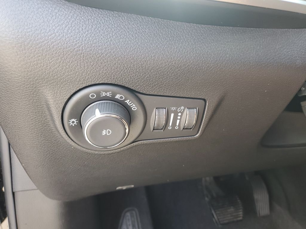 Used 2022 Black Jeep Latitude image 22