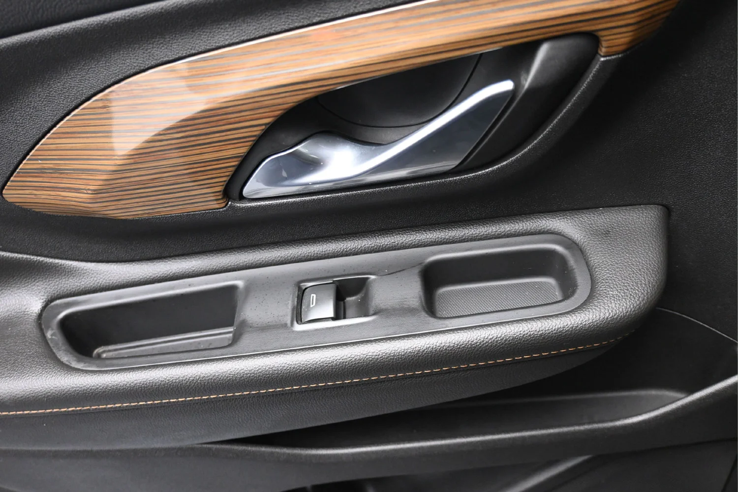 Certified Used 2020 Ebony Twilight Metallic GMC SLE image 9
