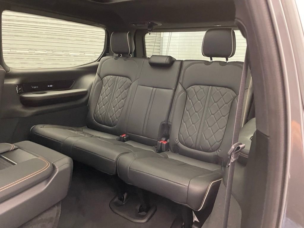 New 2026 Baltic-Gray Metallic Clear-Coat Exterior Paint Jeep Summit Reserve image 27