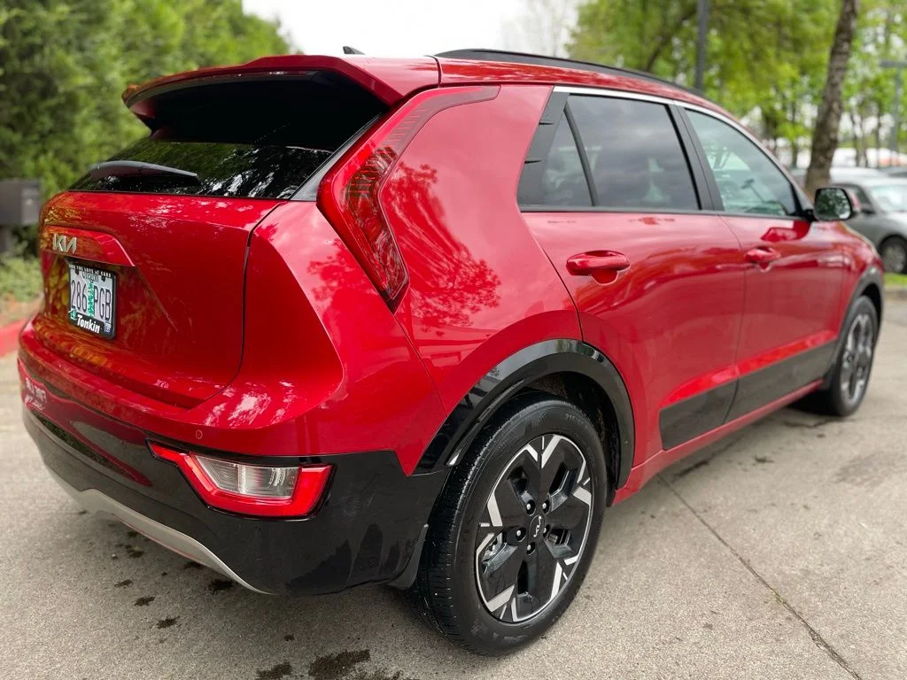 Used 2023 Runway Red Kia Wind image 5