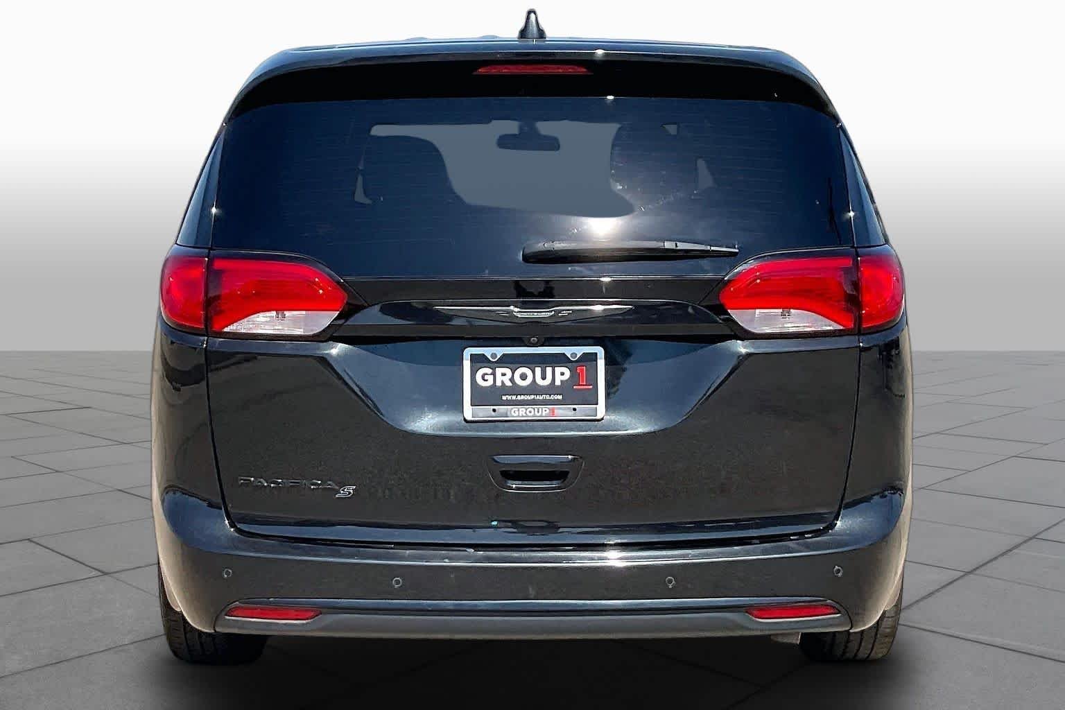 Used 2018 Brilliant Black Crystal Pearlcoat Chrysler Touring Plus image 5