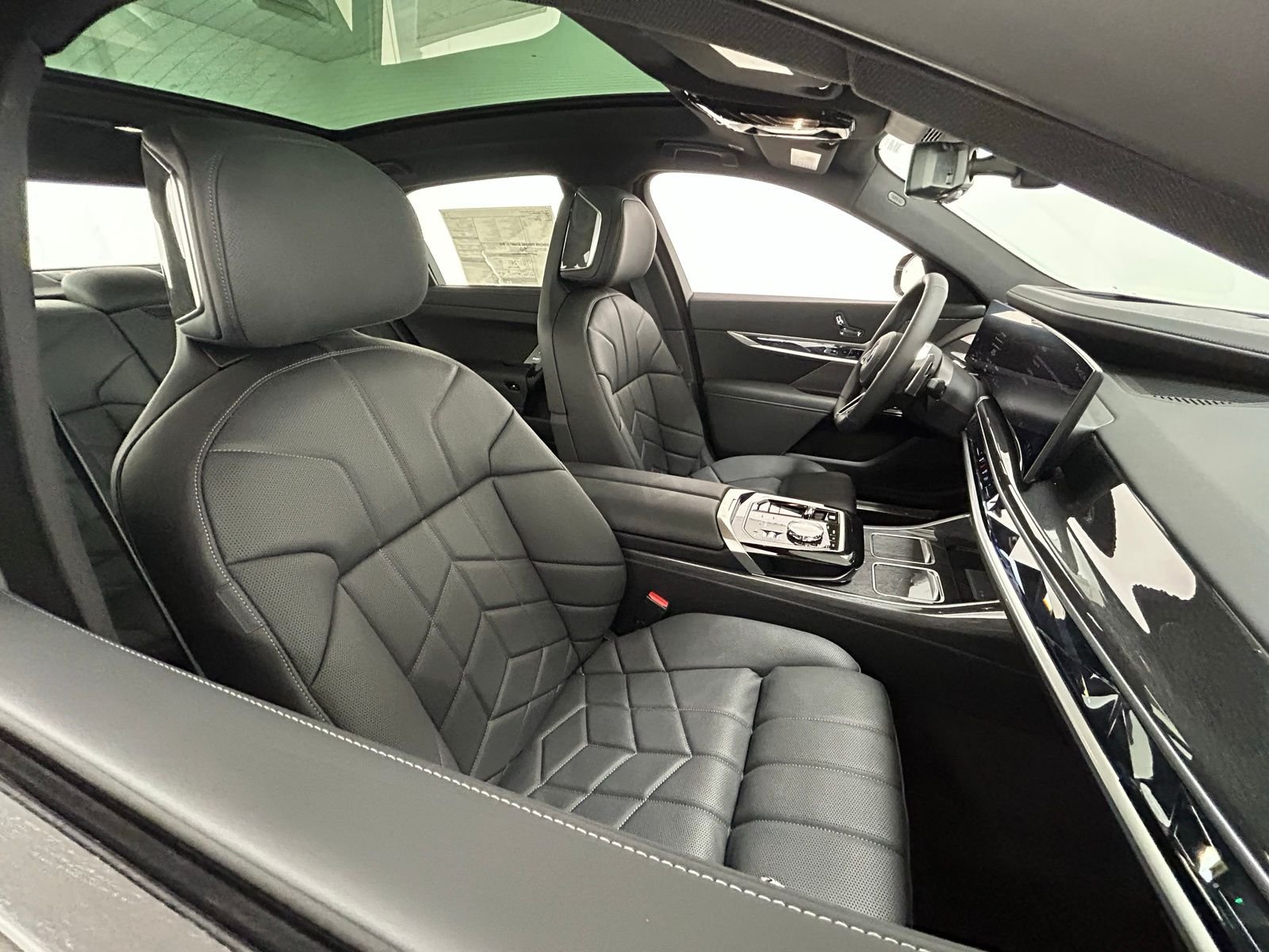 New 2026 Mineral White Metallic BMW 750e xDrive image 42
