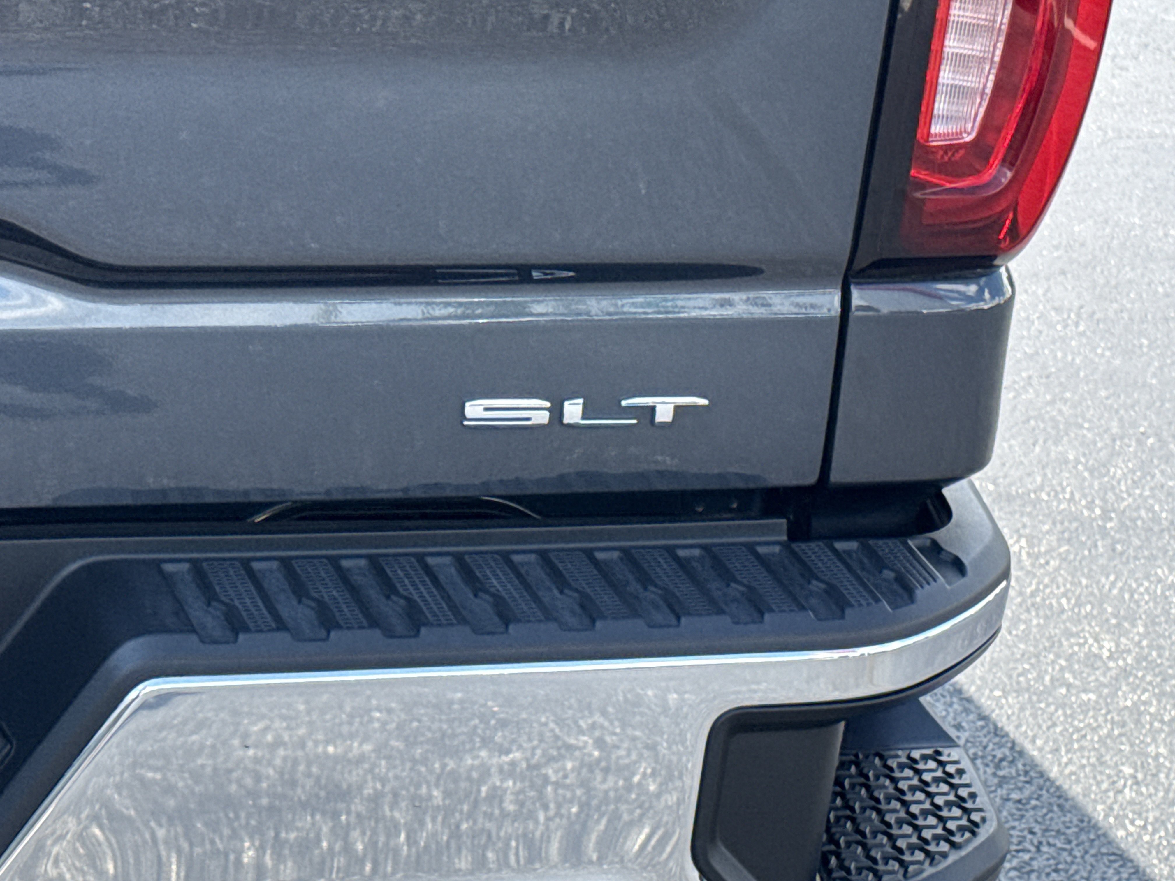 Used 2022 Dark Sky Metallic GMC SLT 4WD image 9