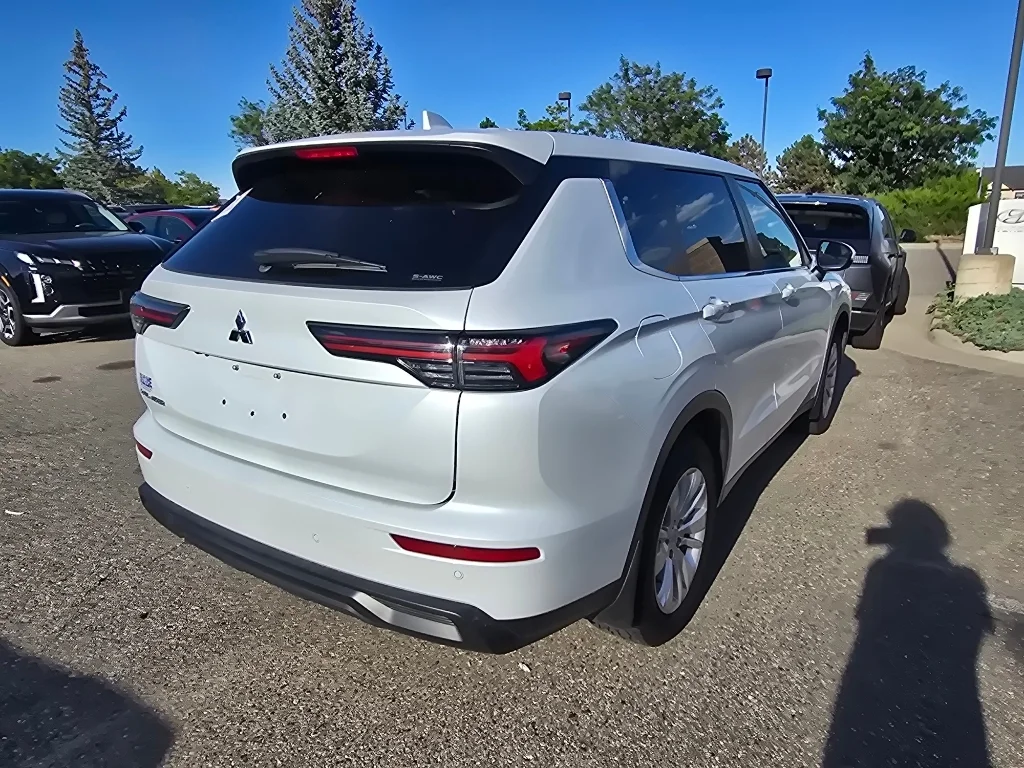 Used 2025 White Diamond Mitsubishi ES image 16