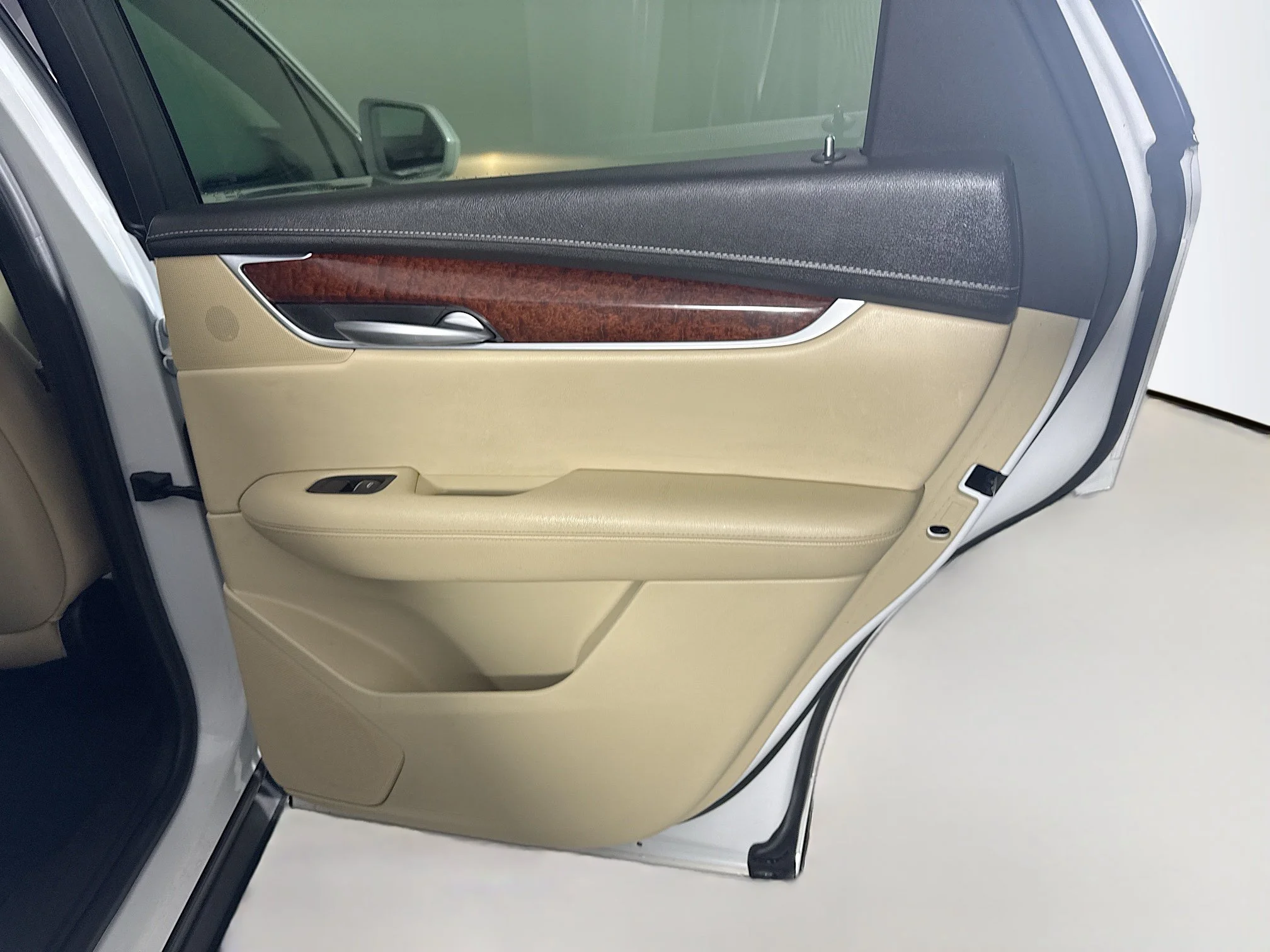 Used 2018 Crystal White Tricoat Cadillac Luxury FWD image 24