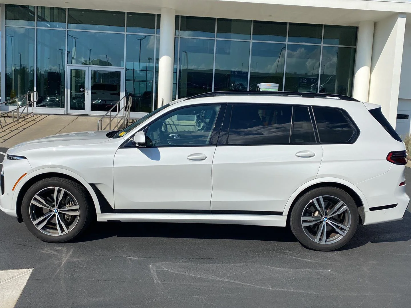 Used 2024 Mineral White Metallic BMW xDrive40i image 10