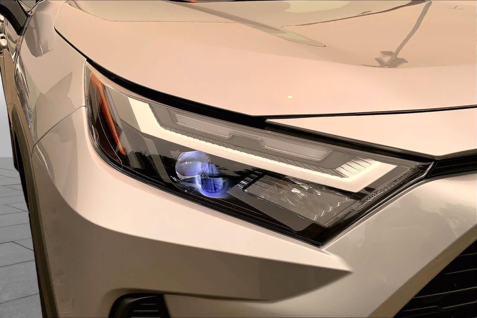 Used 2023 Silver Sky Metallic Toyota XLE image 28