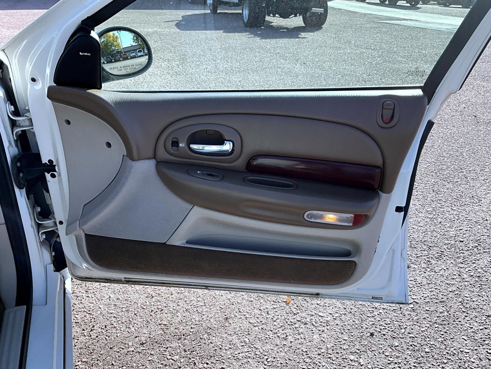 Used 1999 White Chrysler Base image 18