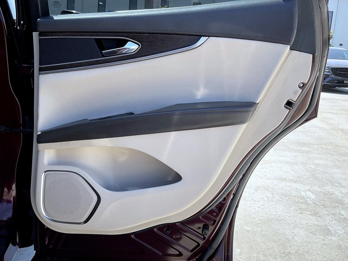 Used 2017 Red Lincoln Reserve image 18