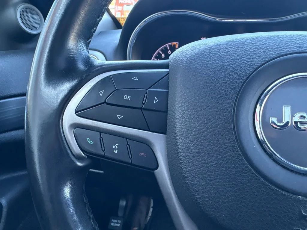 Used 2020 White Jeep Altitude image 29