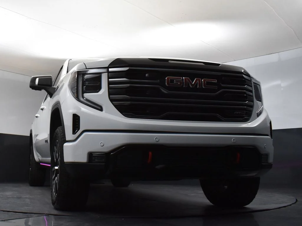 Used 2025 White GMC AT4 image 28