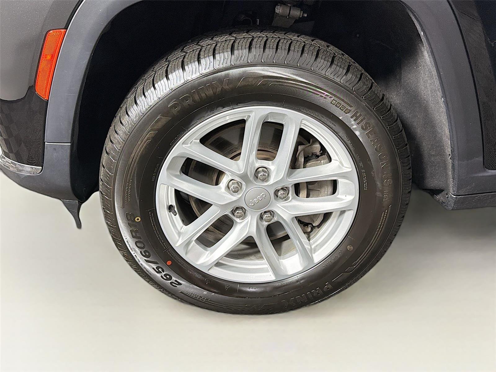 Used 2023  Jeep Laredo image 33